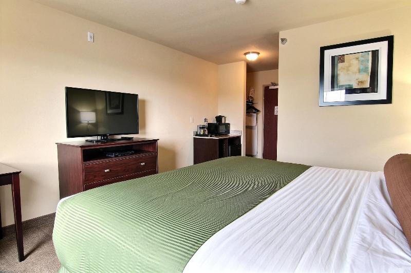 Cobblestone Hotel & Suites - Crookston image