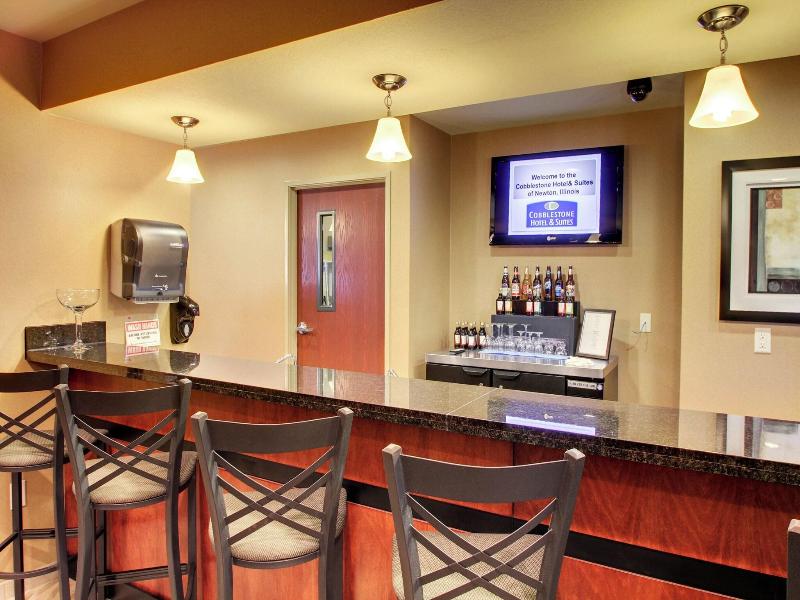 Cobblestone Hotel & Suites - Newton image