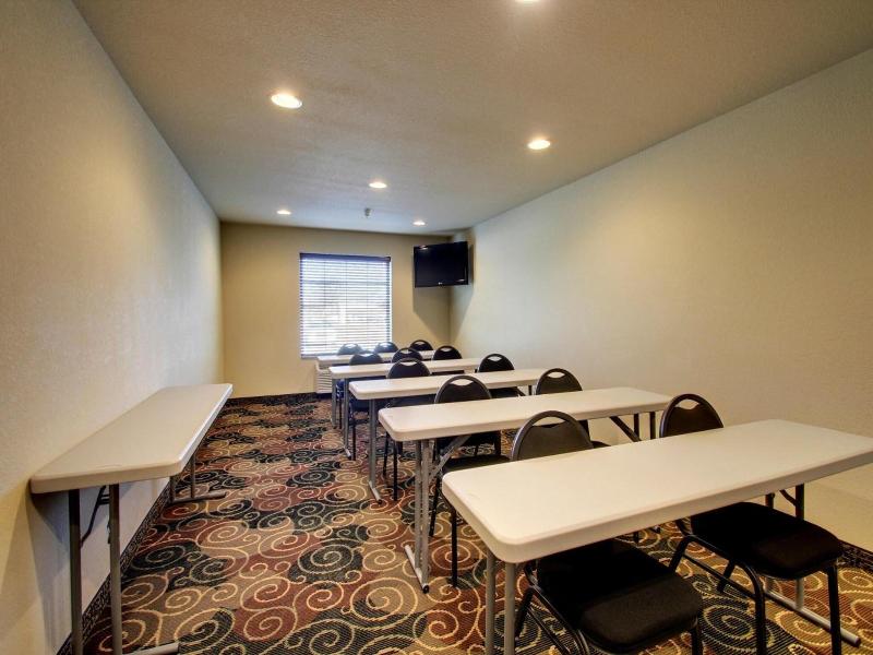 Cobblestone Hotel & Suites - Newton image 9