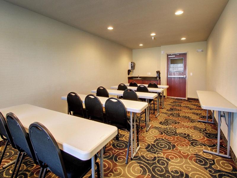 Cobblestone Hotel & Suites - Newton image 7