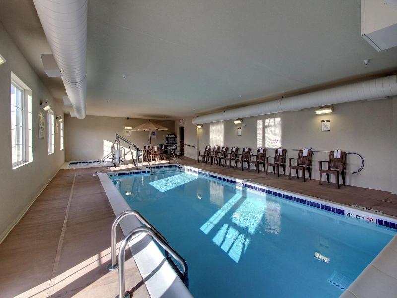 Cobblestone Hotel & Suites - Newton image