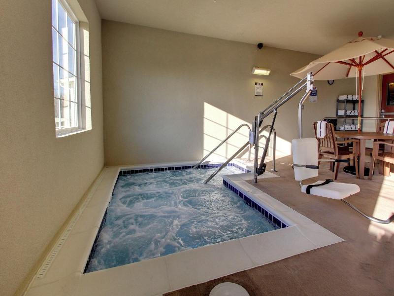 Cobblestone Hotel & Suites - Newton image 4