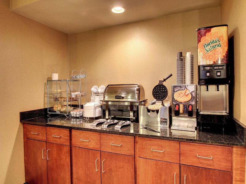 Cobblestone Hotel & Suites - Newton image 1