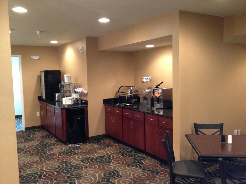 Cobblestone Hotel & Suites - Newton image 3