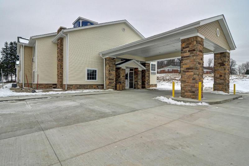 Cobblestone Hotel & Suites - Punxsutawney image