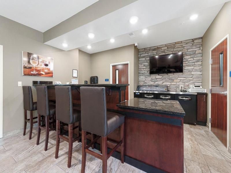Cobblestone Hotel & Suites - Urbana image