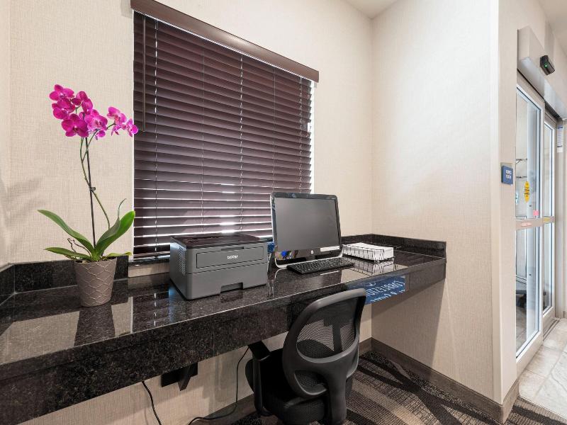 Cobblestone Hotel & Suites - Urbana image