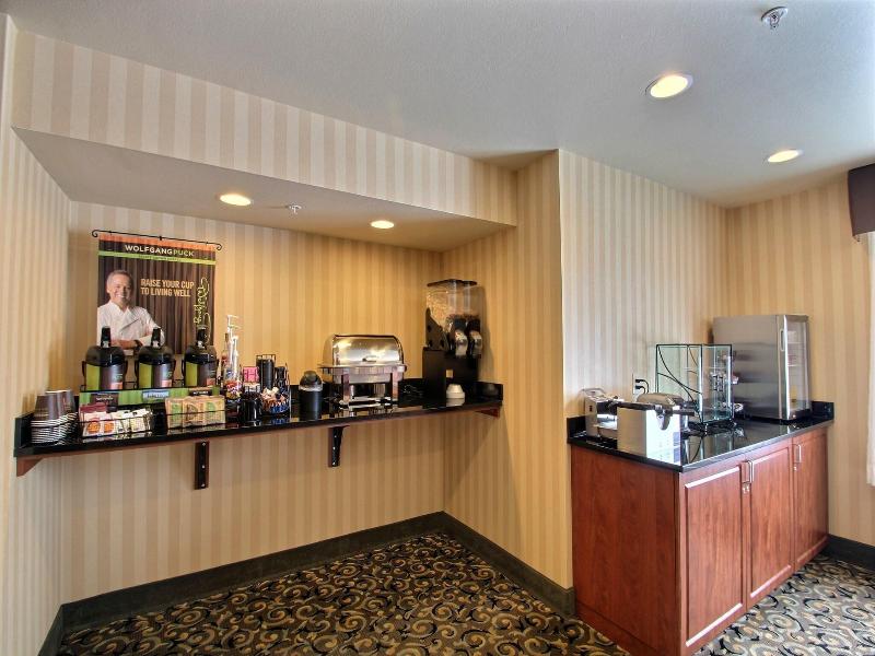 Cobblestone Inn & Suites - Brillion