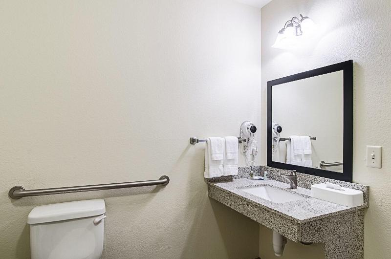 Cobblestone Inn & Suites - Guernsey image