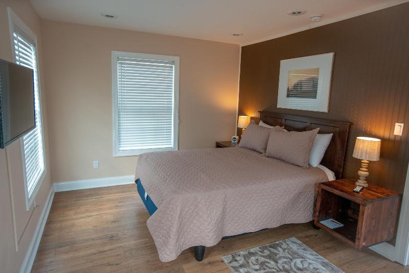 Howard's Creek Inn image