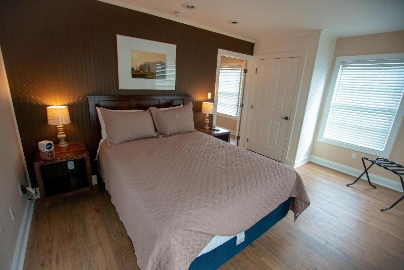 Howard's Creek Inn image