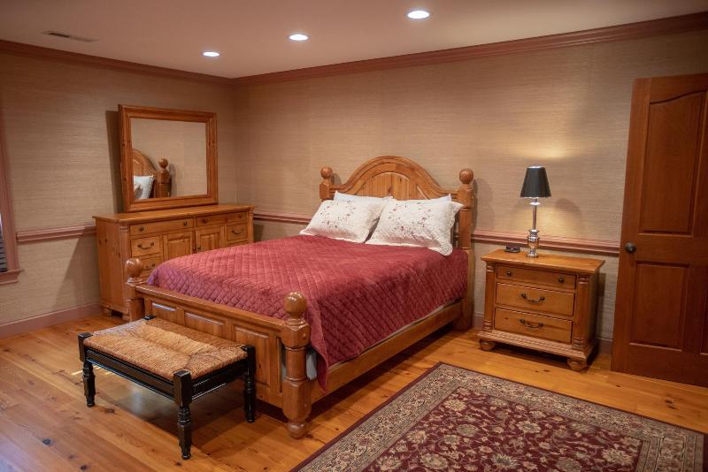 Howard's Creek Inn image