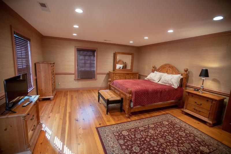Howard's Creek Inn image