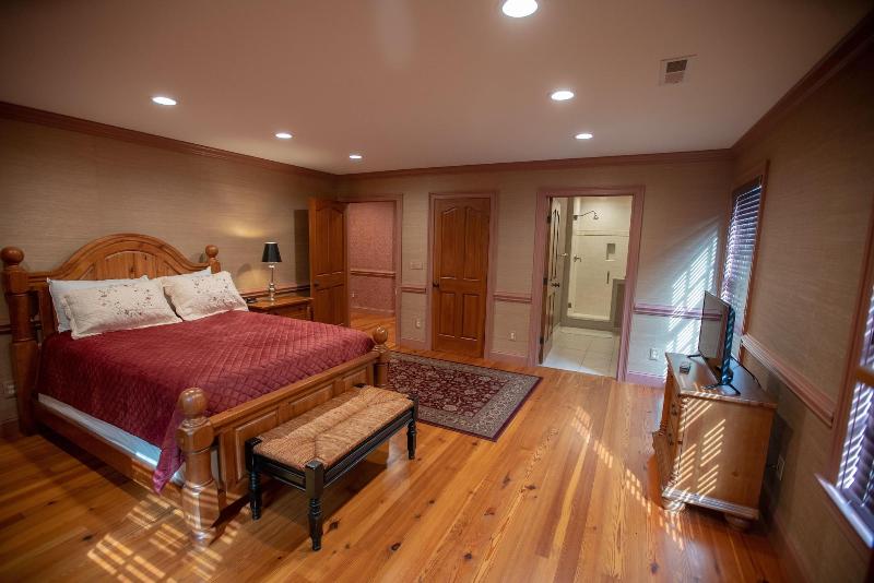 Howard's Creek Inn image