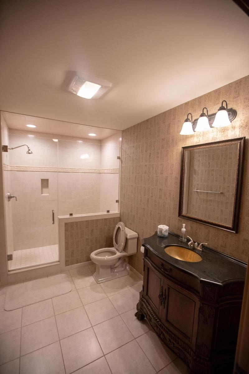 Howard's Creek Inn image