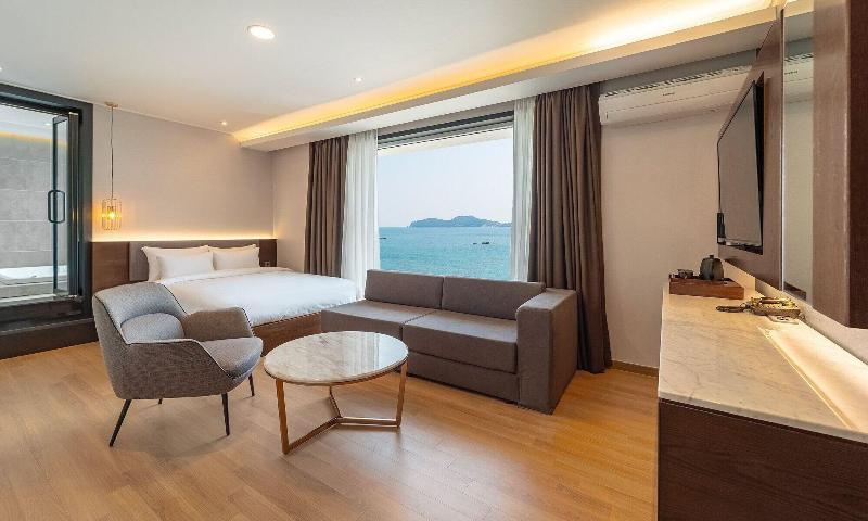 Stubborn Hotel image