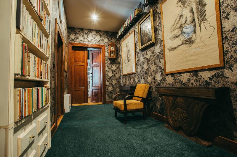 Divná Pani Luxury Gallery Rooms — view