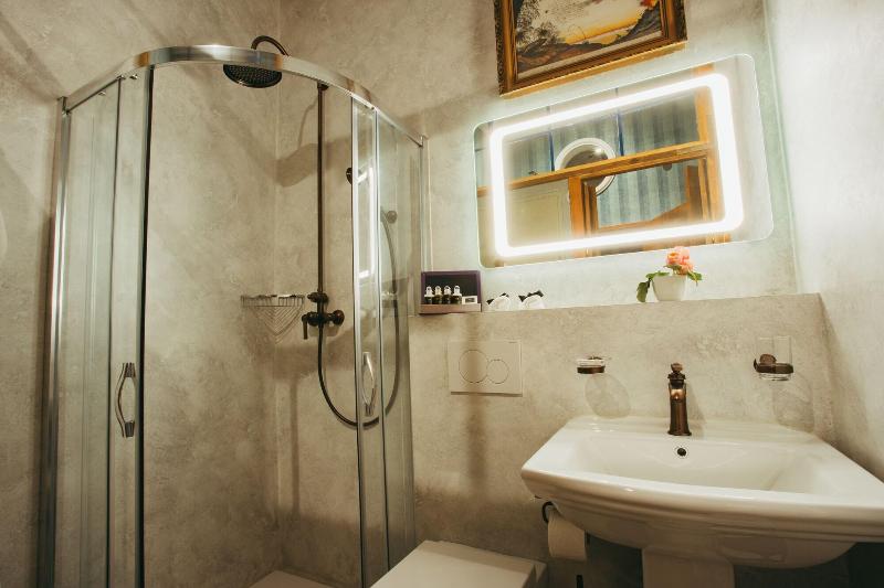 Divná Pani Luxury Gallery Rooms image