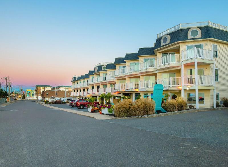 Drifting Sands Oceanfront Hotel image