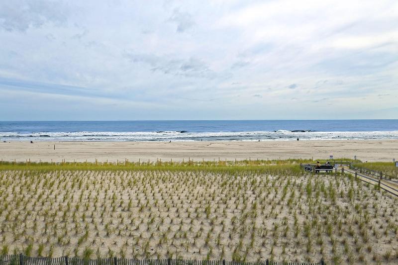 Drifting Sands Oceanfront Hotel image