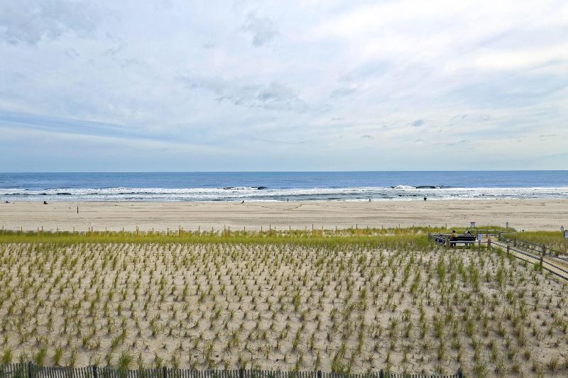 Drifting Sands Oceanfront Hotel image