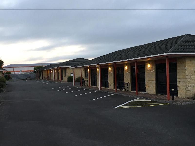 Kiwi Court Motel image