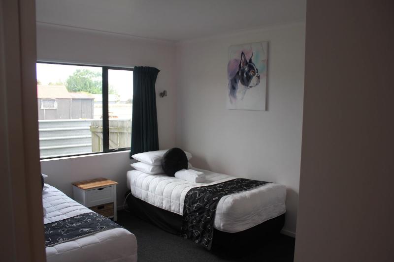 Kiwi Court Motel image