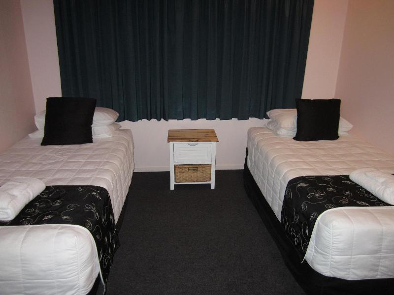 Kiwi Court Motel image