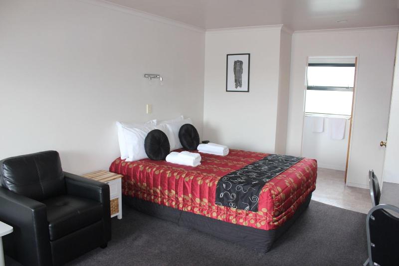 Kiwi Court Motel image