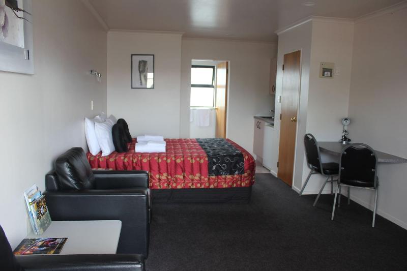 Kiwi Court Motel image