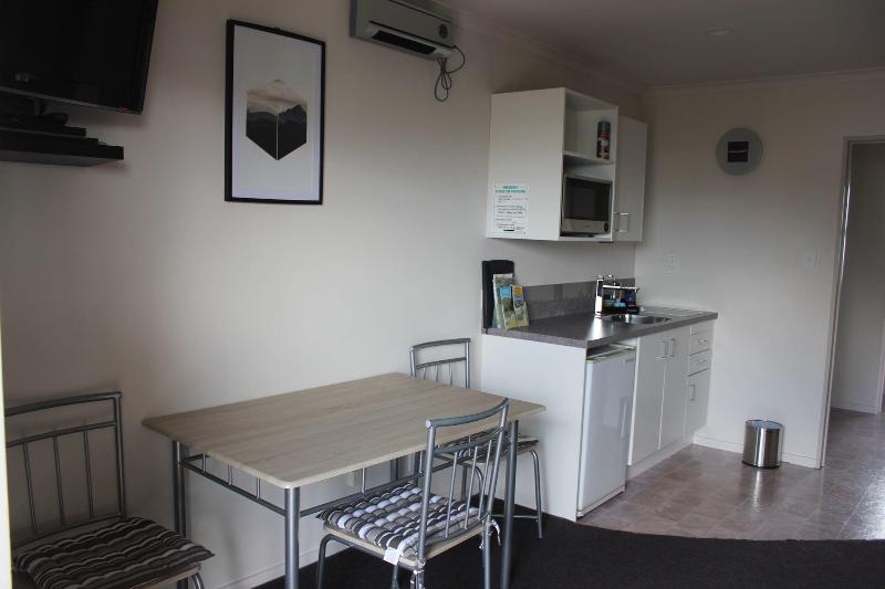 Kiwi Court Motel image