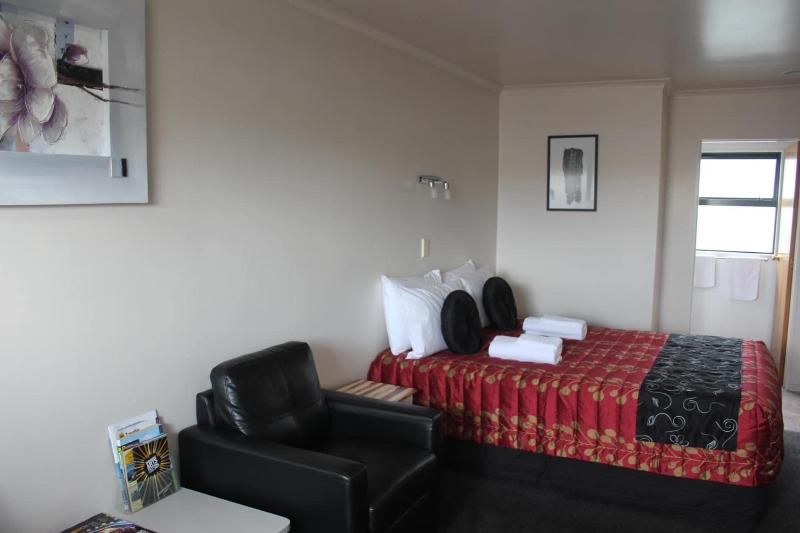 Kiwi Court Motel image