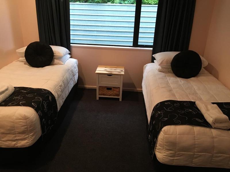 Kiwi Court Motel image