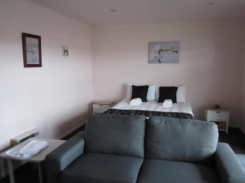 Kiwi Court Motel image