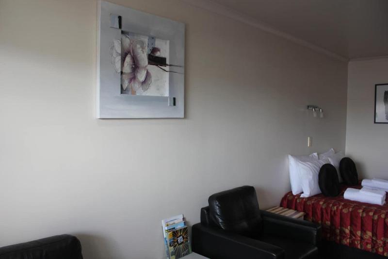 Kiwi Court Motel image