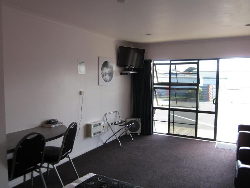 Kiwi Court Motel image