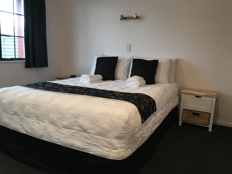 Kiwi Court Motel image