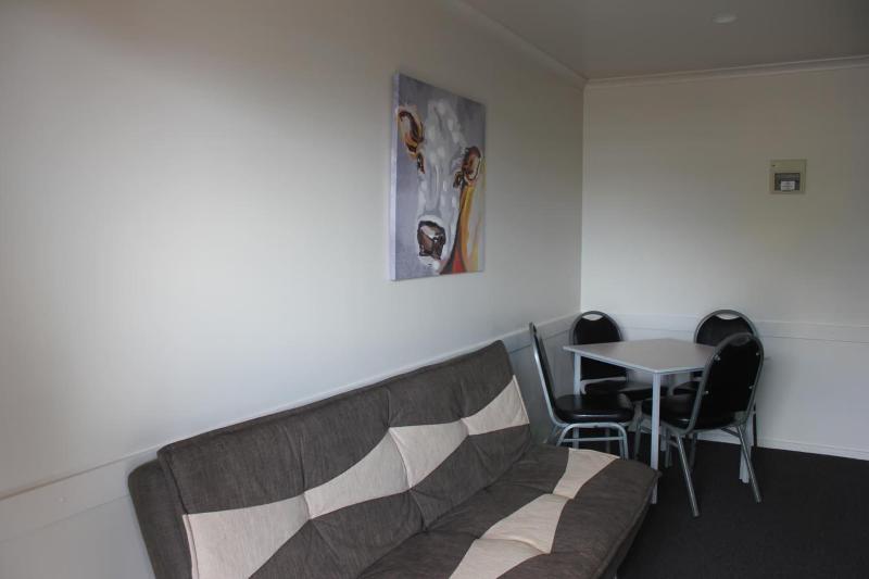 Kiwi Court Motel image