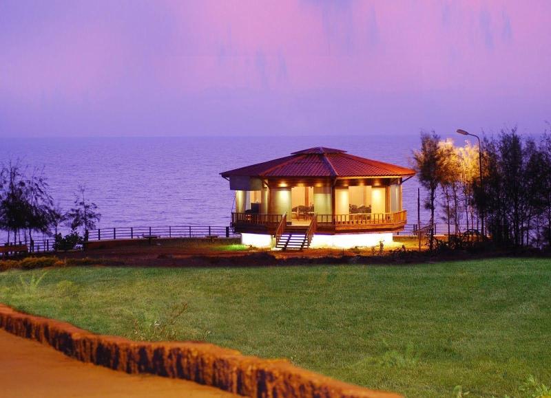 Kohinoor Samudra Beach Resort