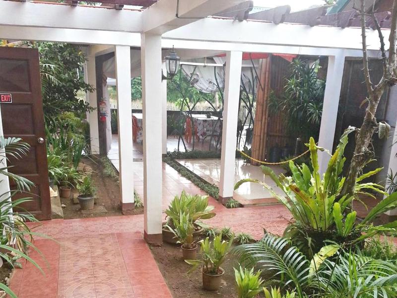 La Casa Roa Hostel — exterior view