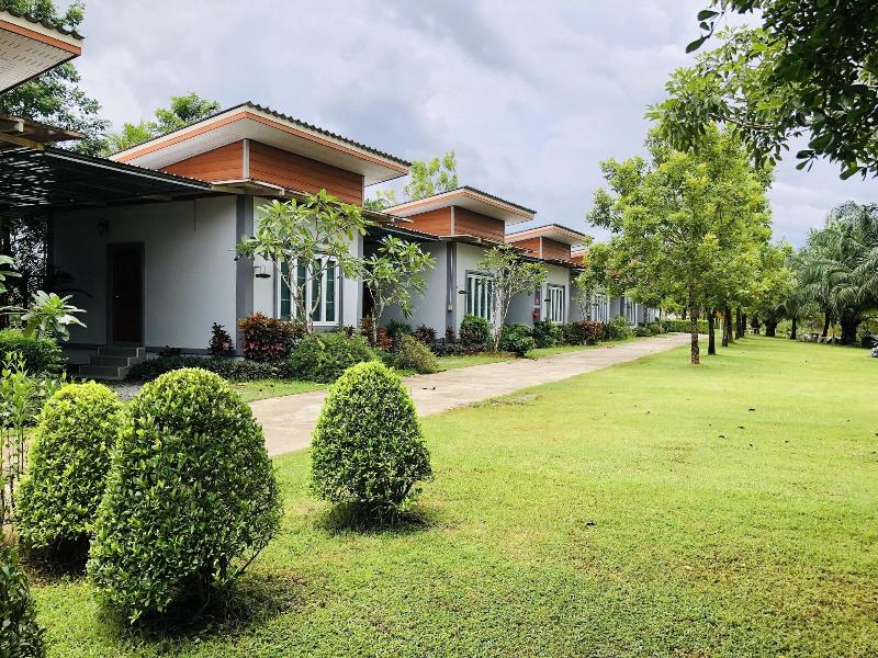 Lamphurai Riverside Resort And Spa image