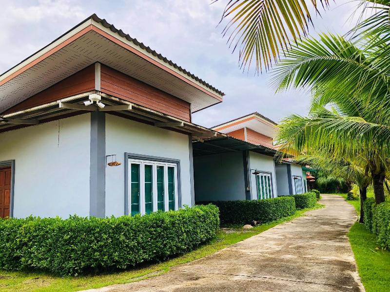 Lamphurai Riverside Resort And Spa image