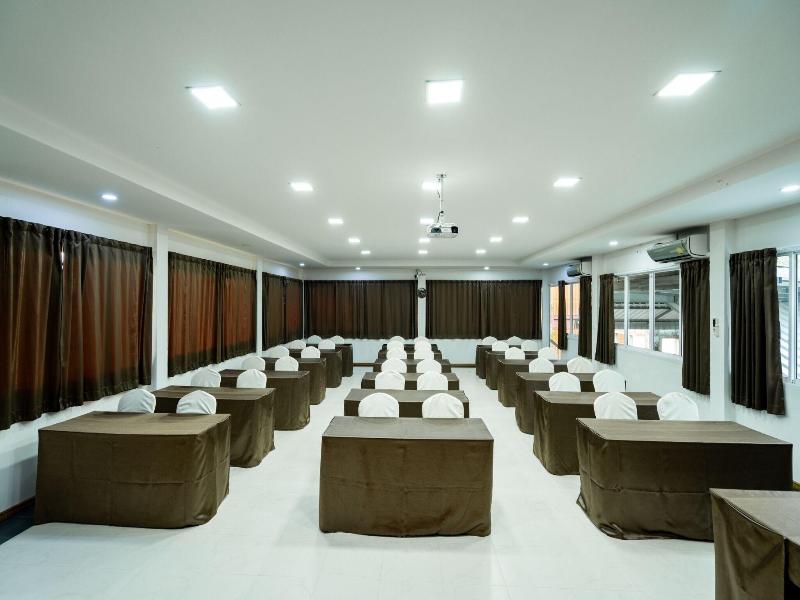 Lamphurai Riverside Resort And Spa image