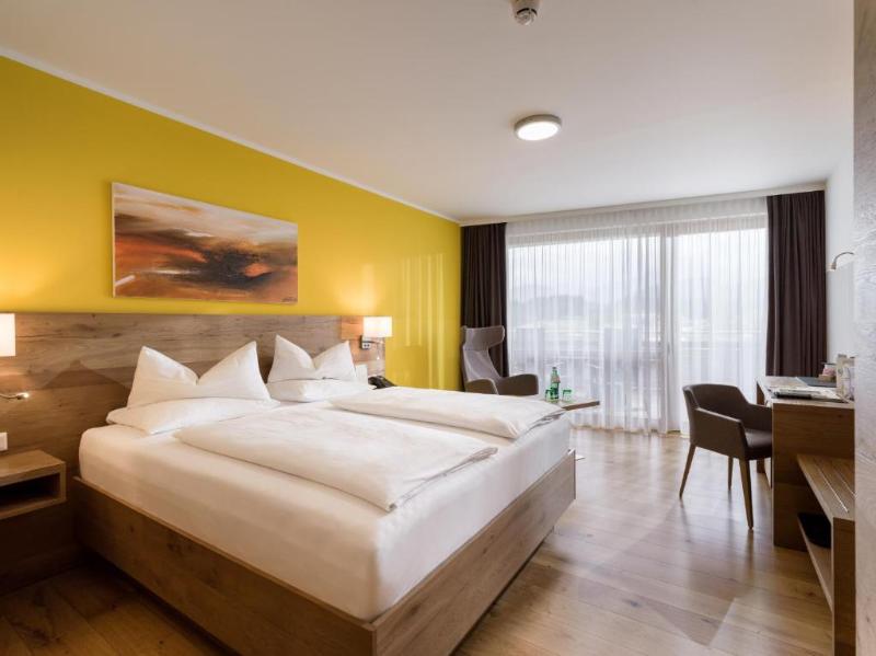 DOUBLE DELUXE QUEEN BED