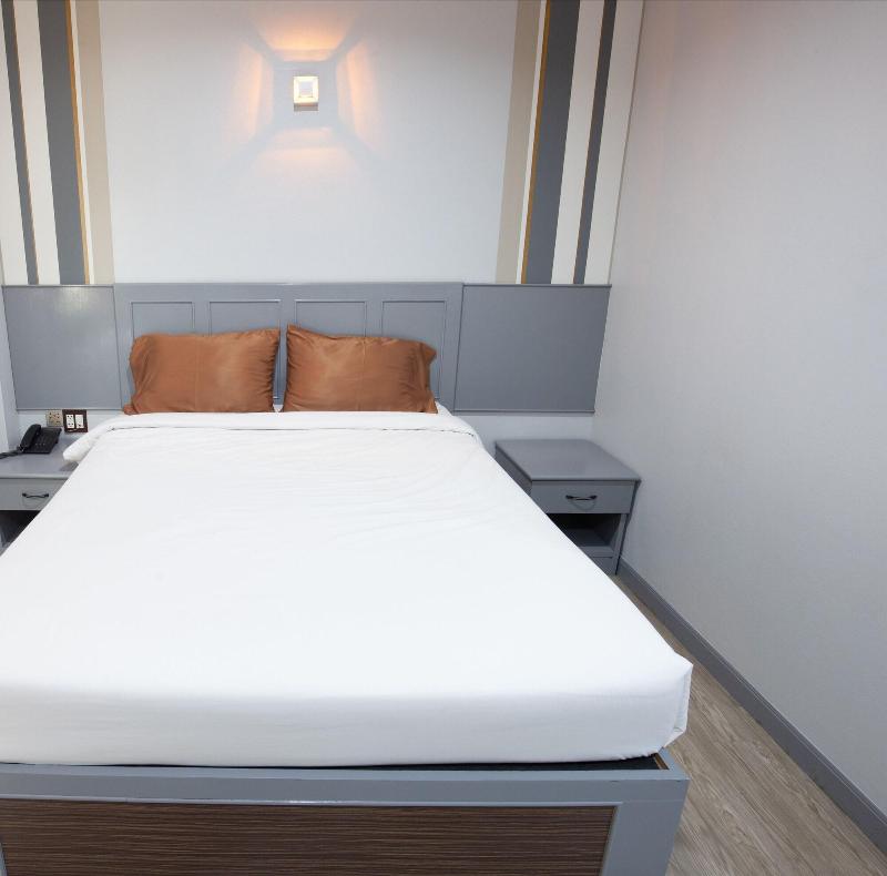 Golden House Hotel Sakaeo image