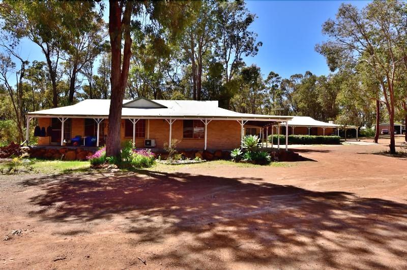 Travellers Rest Motel image