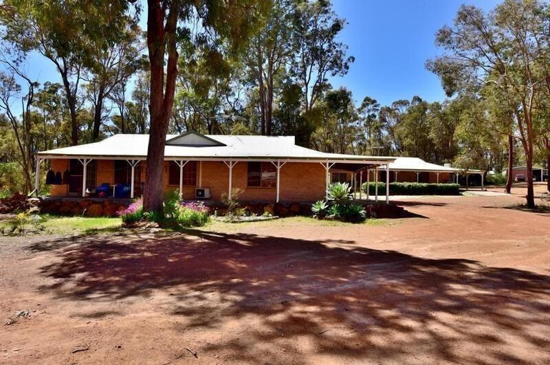 Travellers Rest Motel image