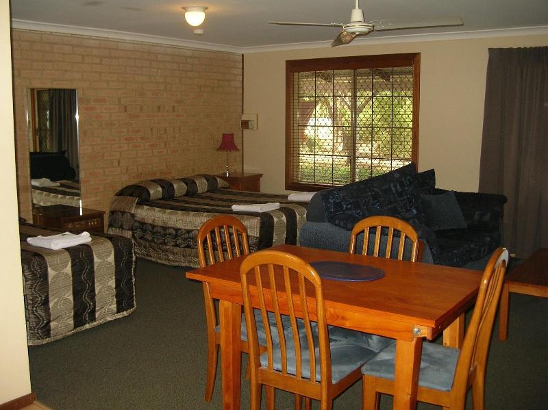 Travellers Rest Motel image