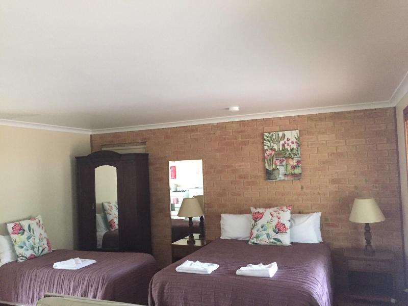 Travellers Rest Motel image