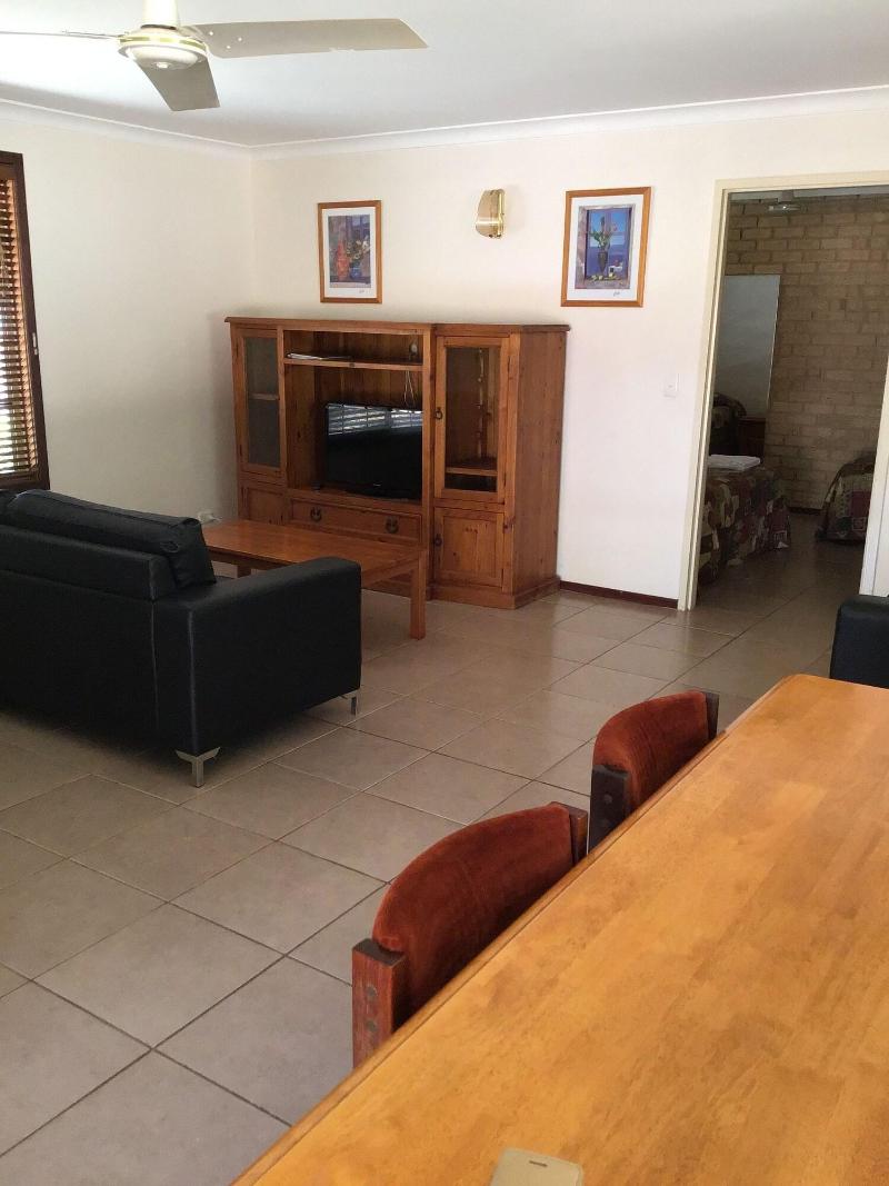 Travellers Rest Motel image